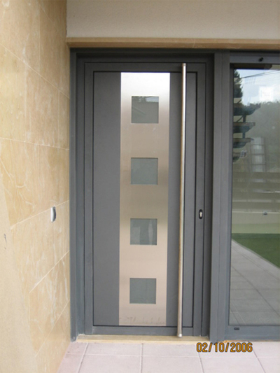 Ejemplo de puerta de vivienda 3