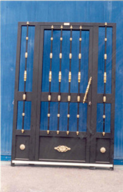 Puertas de portal con decoración de aluminio dorado